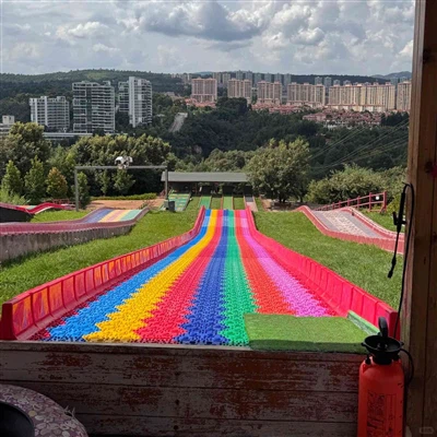 Rainbow Slides genyen popilarite mondyal, konsepsyon inovatè mennen nouvo tandans nan amizman deyò